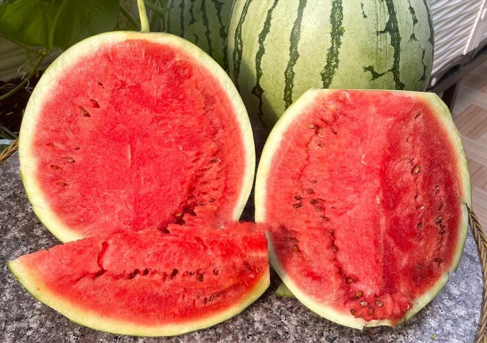 Mùa hè ăn dưa hấu không gây nóng trong, nổi mụn