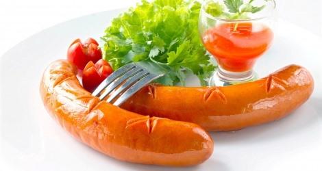 Nếu sử dụng trong ngưỡng an toàn, bản thân xúc xích không gây độc nhưng nếu bạn ăn thường xuyên với số lượng nhiều thì sẽ gây hại cho sức khỏe. Ảnh: Heathplus