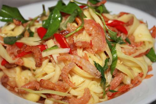 Cách làm gỏi xoài tôm khô cho cả gia đình