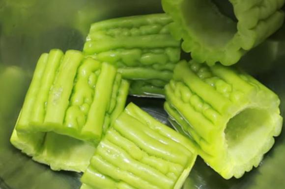 Mẹo khử vị đắng trong mướp đắng cực dễ