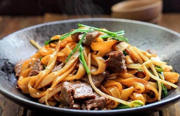 Thưởng Thức Món Phở Xào Bò Với Công Thức Ngon “Bất Bại”