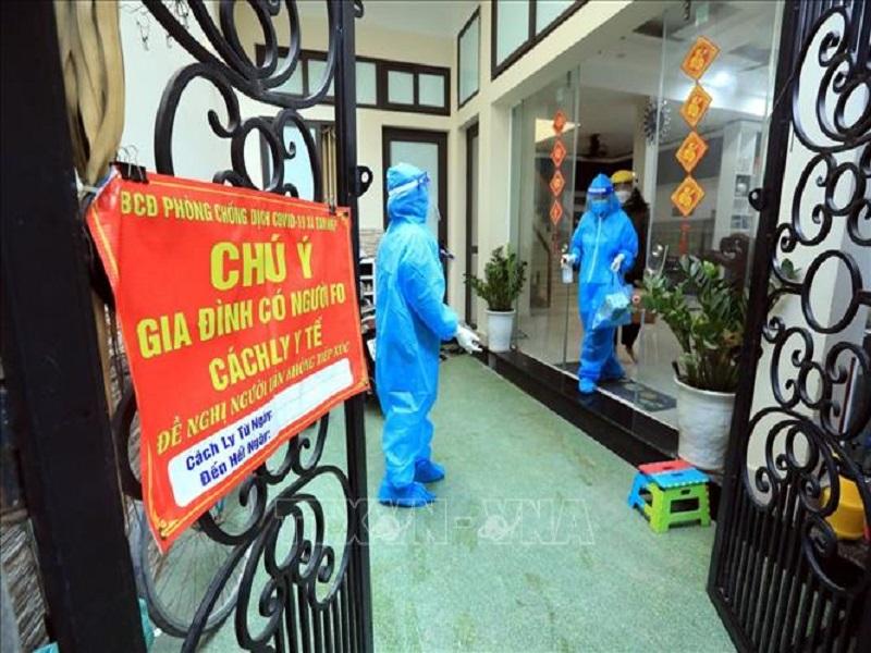 Nhân viên y tế đến theo dõi, điều trị F0 tại nhà xã Tam Hiệp, huyện Thanh Trì (Hà Nội).