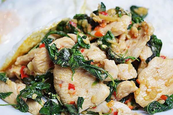 Cách làm gà xào húng quế siêu ngon chuẩn vị Thái