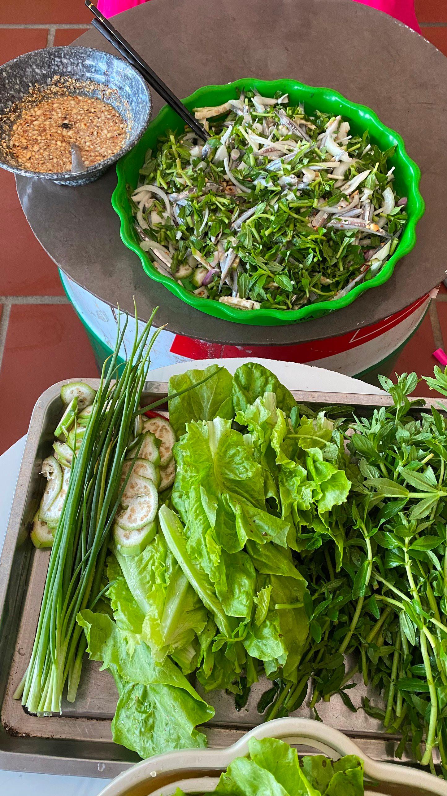 Thưởng thức gỏi cá cơm ở làng Tân An