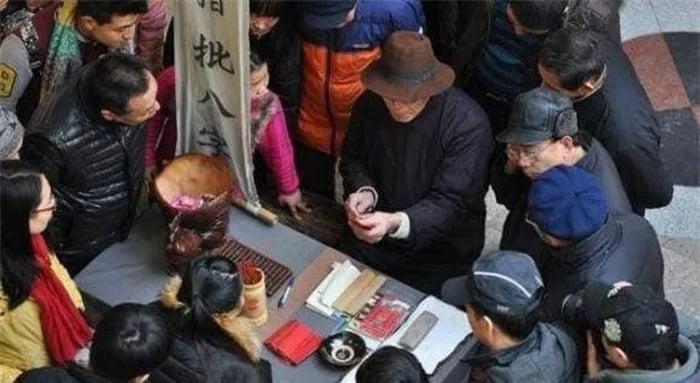 Vì sao thầy bói không biết bạn là ai nhưng lại biết rõ chuyện gia đình bạn? Lý do quá đơn giản