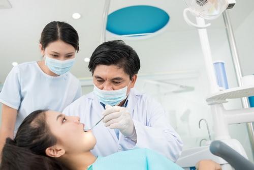 Nên đi khám nha sĩ khi nướu răng bị trắng.