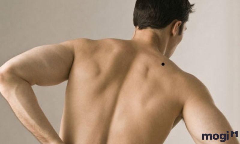 Ý nghĩa nốt ruồi trên vai trong nhân tướng học 2023