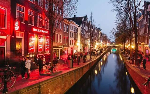 Kênh Đào Amsterdam – Sự Thanh Bình Giữa Lòng Thủ Đô Hà Lan