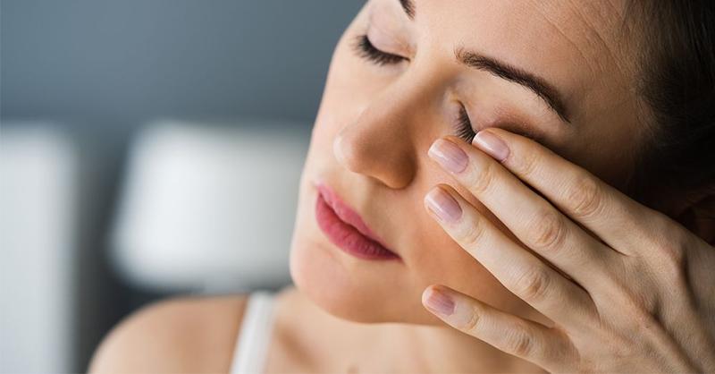 giật mí mắt trái