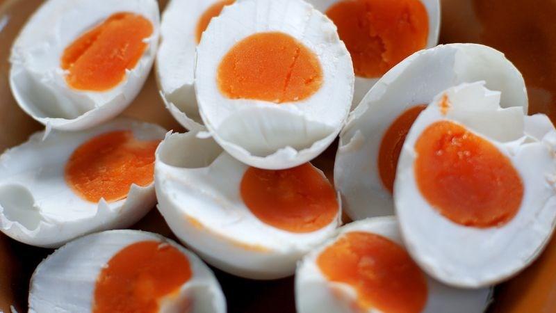 1 quả trứng vịt muối 73g chứa khoảng 130 Kcal