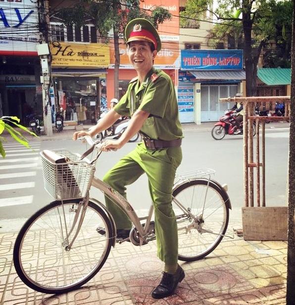 Chú công an hài hước bất ngờ nổi tiếng trên mạng