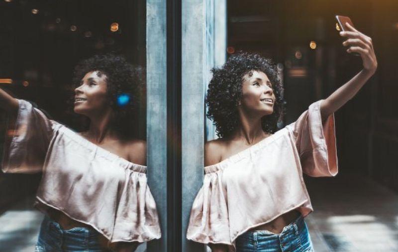 chụp ảnh selfie nên nhìn vào đâu