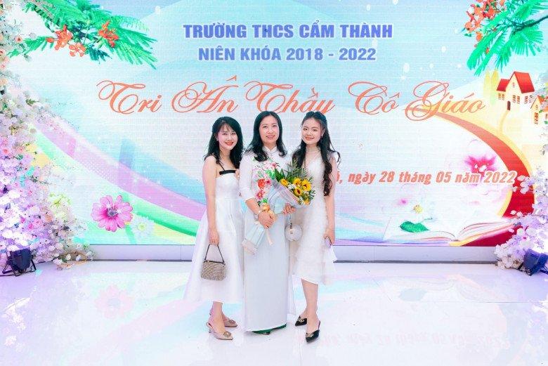 Mẹ Quảng Ninh chụp kỷ yếu cùng con gái: U40 bị phụ huynh khác nhận nhầm là học sinh cấp 2