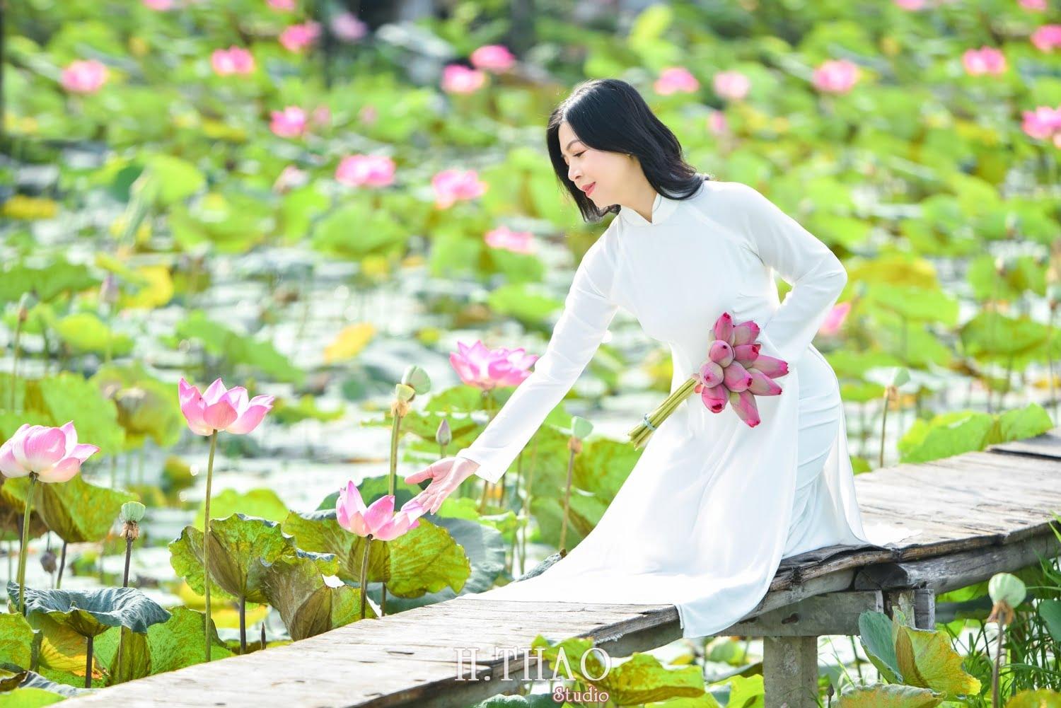 Cách tạo dáng chụp ảnh áo dài với hoa sen