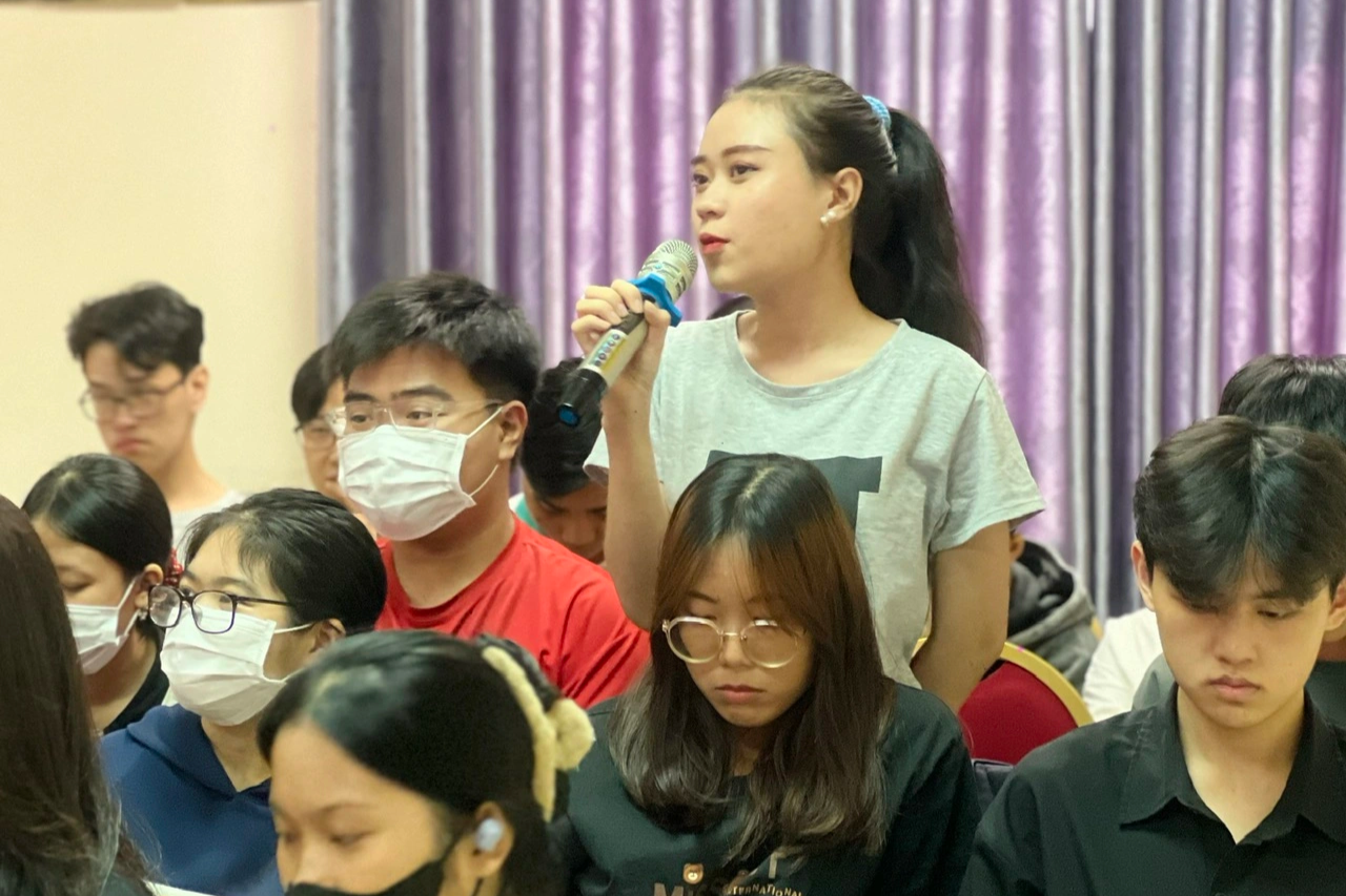 "Sao con trai mặc váy lại bị... cười cợt, kỳ thị?"