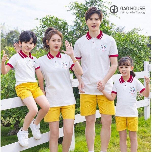 Áo gia đình có cổ màu trắng điểm xuyến line đỏ nổi bật