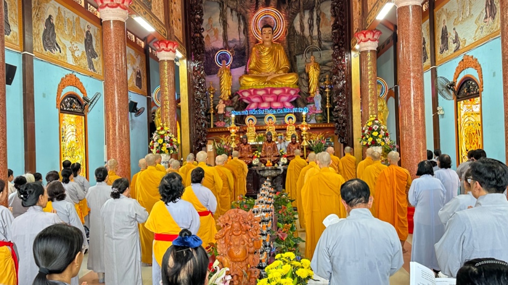 Người Sài Gòn đi chùa lễ Phật, phóng sanh Rằm tháng Giêng