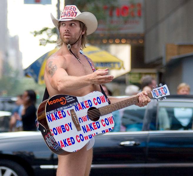 Anh chàng cao bồi trần truồng ở Quảng Trường Thời Đại (Naked Cowboy) | Nước Mỹ nơi tôi đang sống