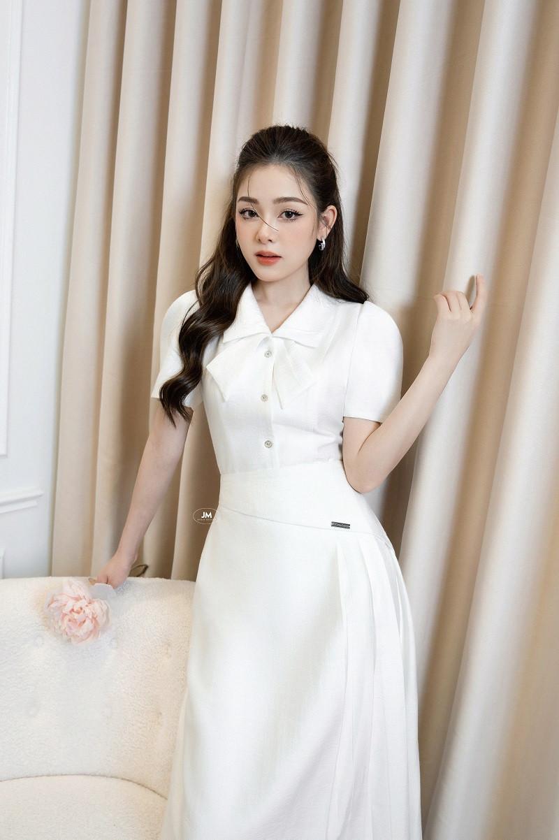 Tạo dáng thanh lịch với váy xòe khi đứng dựa lưng vào tường