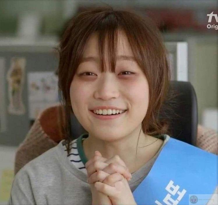 Một chiếc meme mắt thâm vui nhộn khiến ai cũng thấy hình ảnh bản thân trong đó