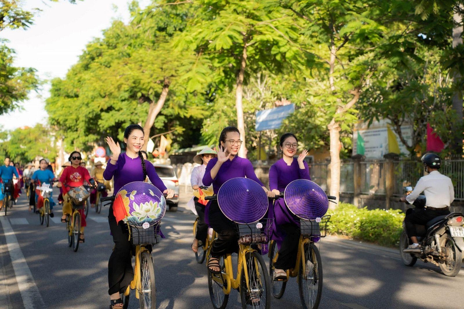 Người phụ nữ Huế vẫn tiếp tục gìn giữ, tôn vinh và quảng bá tà áo dài như một di sản văn hóa quý giá của mảnh đất Cố đô
