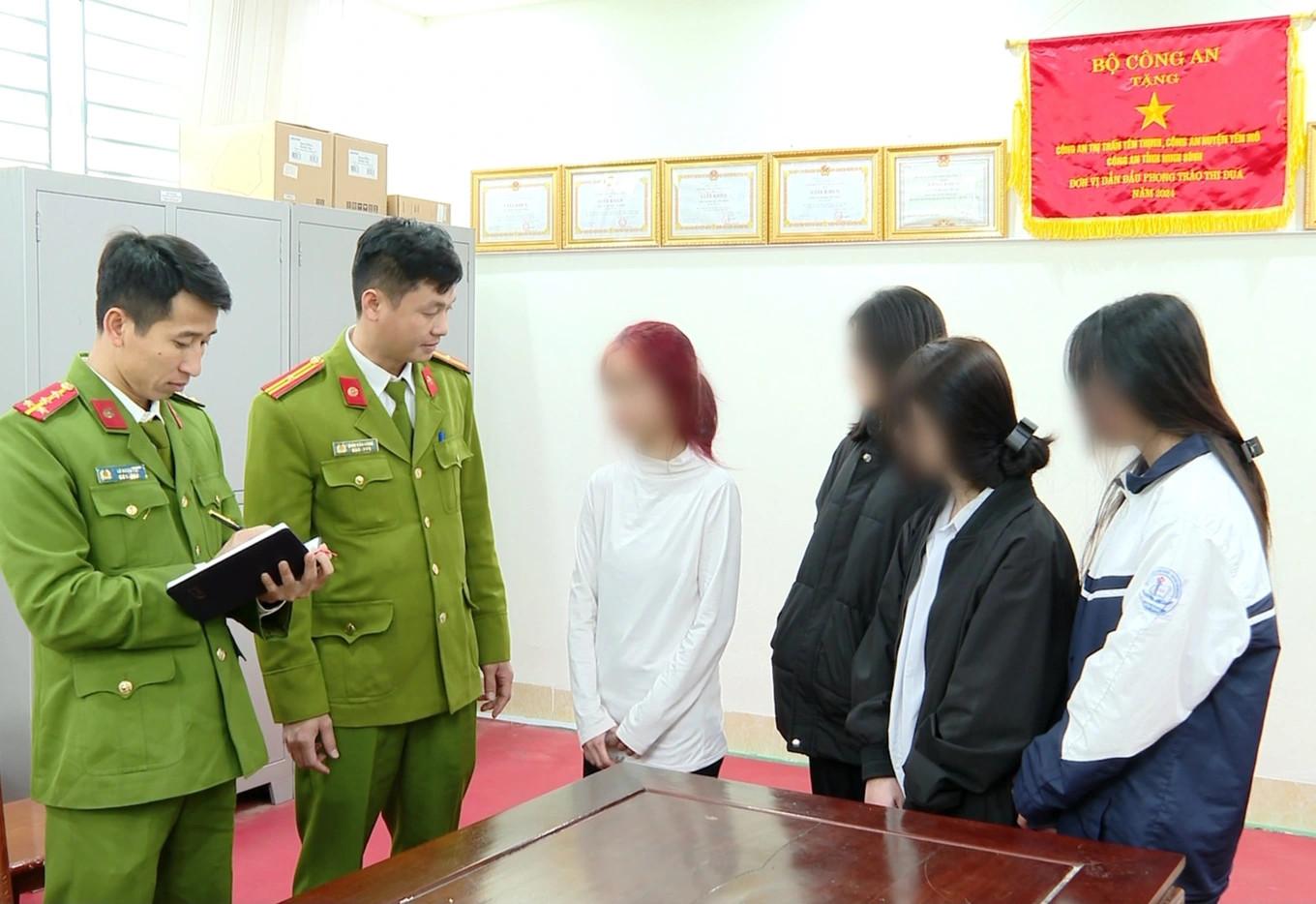 Các nữ sinh tấn công nữ sinh T.T.M.L. tại cơ quan công an. (Ảnh: Công an Ninh Bình)