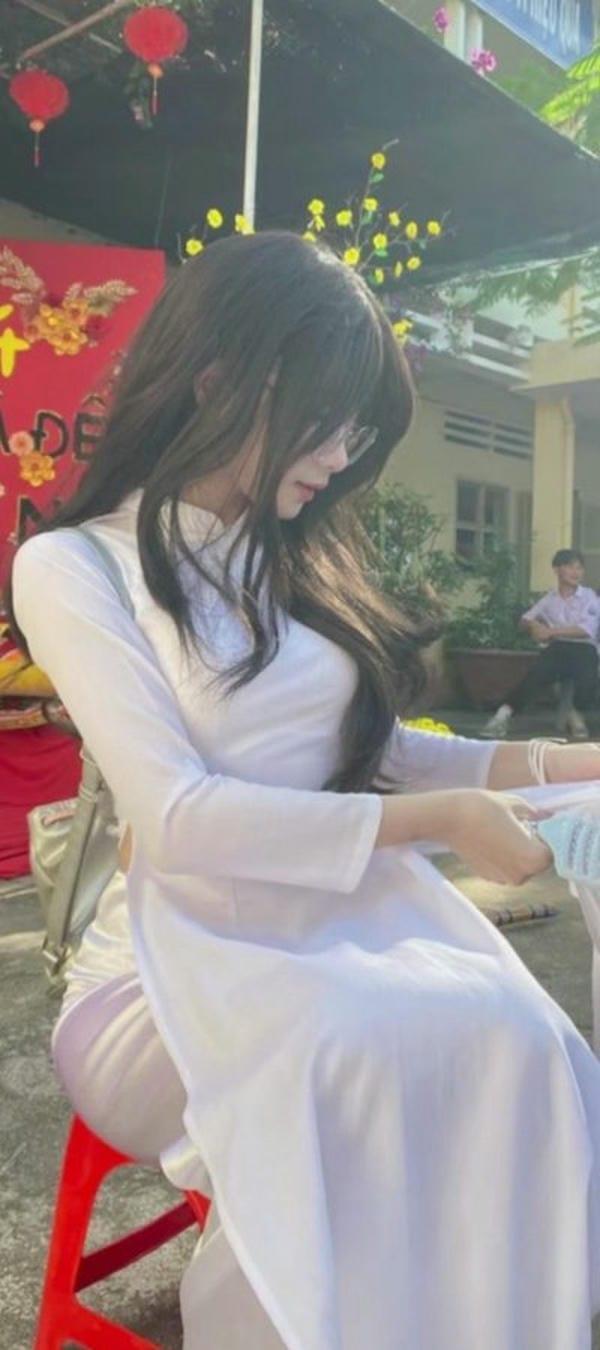 Ảnh gái xinh lớp 10 dấu mặt