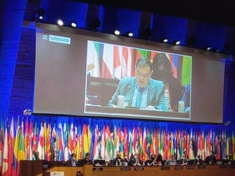 Phiên họp toàn thể kỳ họp Đại hội đồng UNESCO lần thứ 41 vinh danh nữ sĩ Hồ Xuân Hương và nhà thơ Nguyễn Đình Chiểu của Việt Nam.