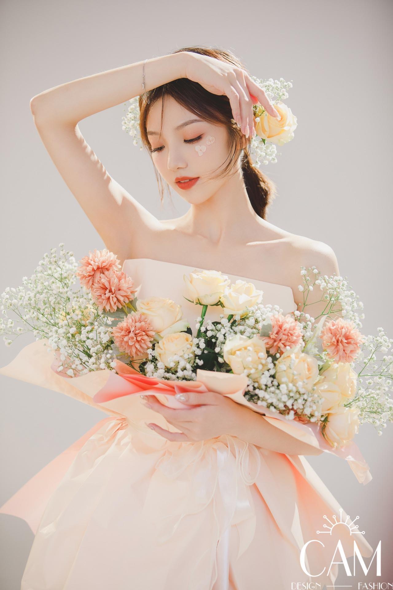 Concept chụp ảnh sinh nhật rạng rỡ với đóa hoa tại nhà hàng