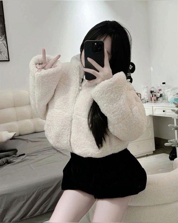 Ảnh chụp trước gương che mặt nữ