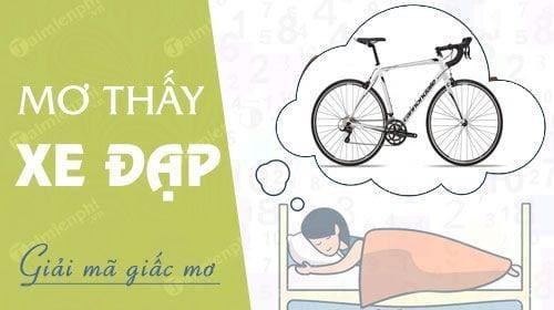 Người phụ nữ đang đi xe đạp trên con đường xanh mướt, tượng trưng cho hành trình cuộc sống và ý nghĩa giấc mơ thấy xe đạp