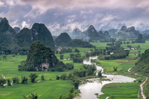 Khám phá vẻ đẹp ảnh phong cảnh quê hương Việt Nam, nơi có những cánh đồng bát ngát và bầu trời xanh thẳm.