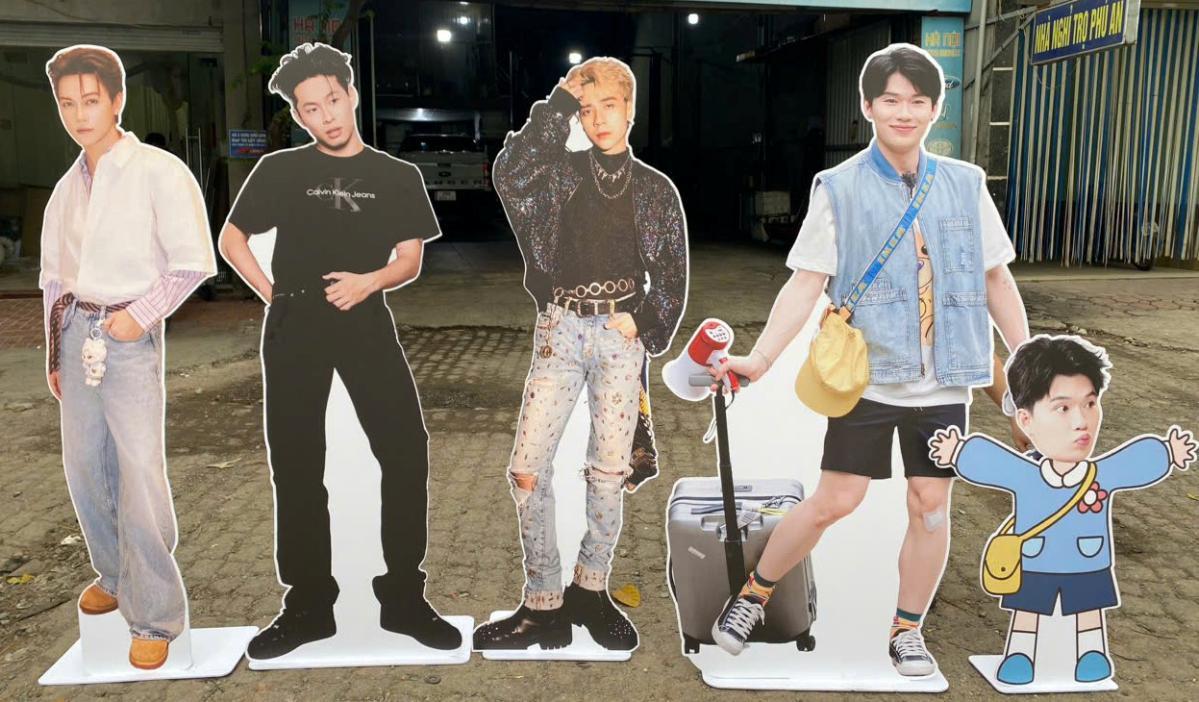 standee hình người anh trai say hi