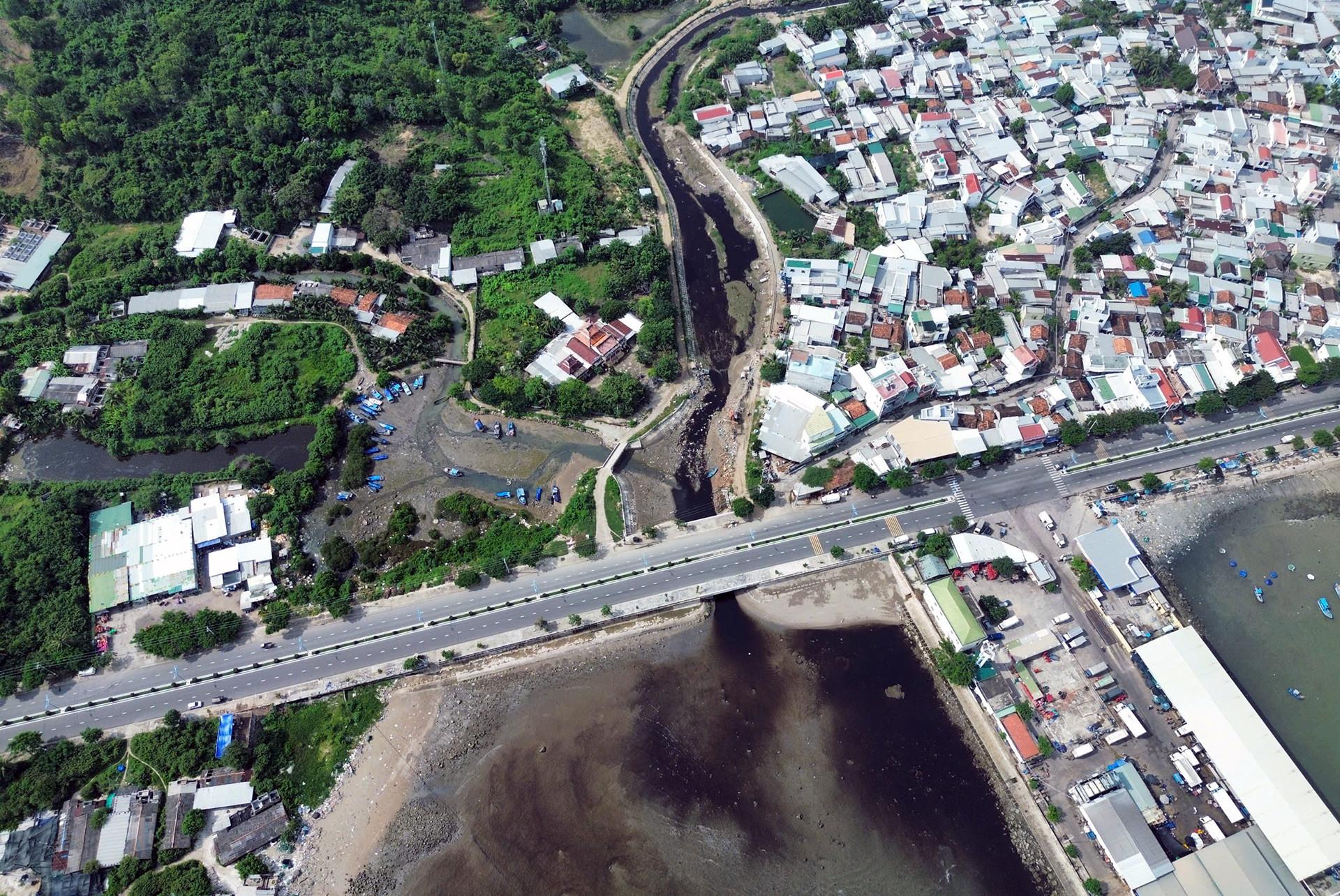 Hình ảnh dòng nước đen ngòm, bốc mùi hôi từ trên núi đổ xuống biển Nha Trang