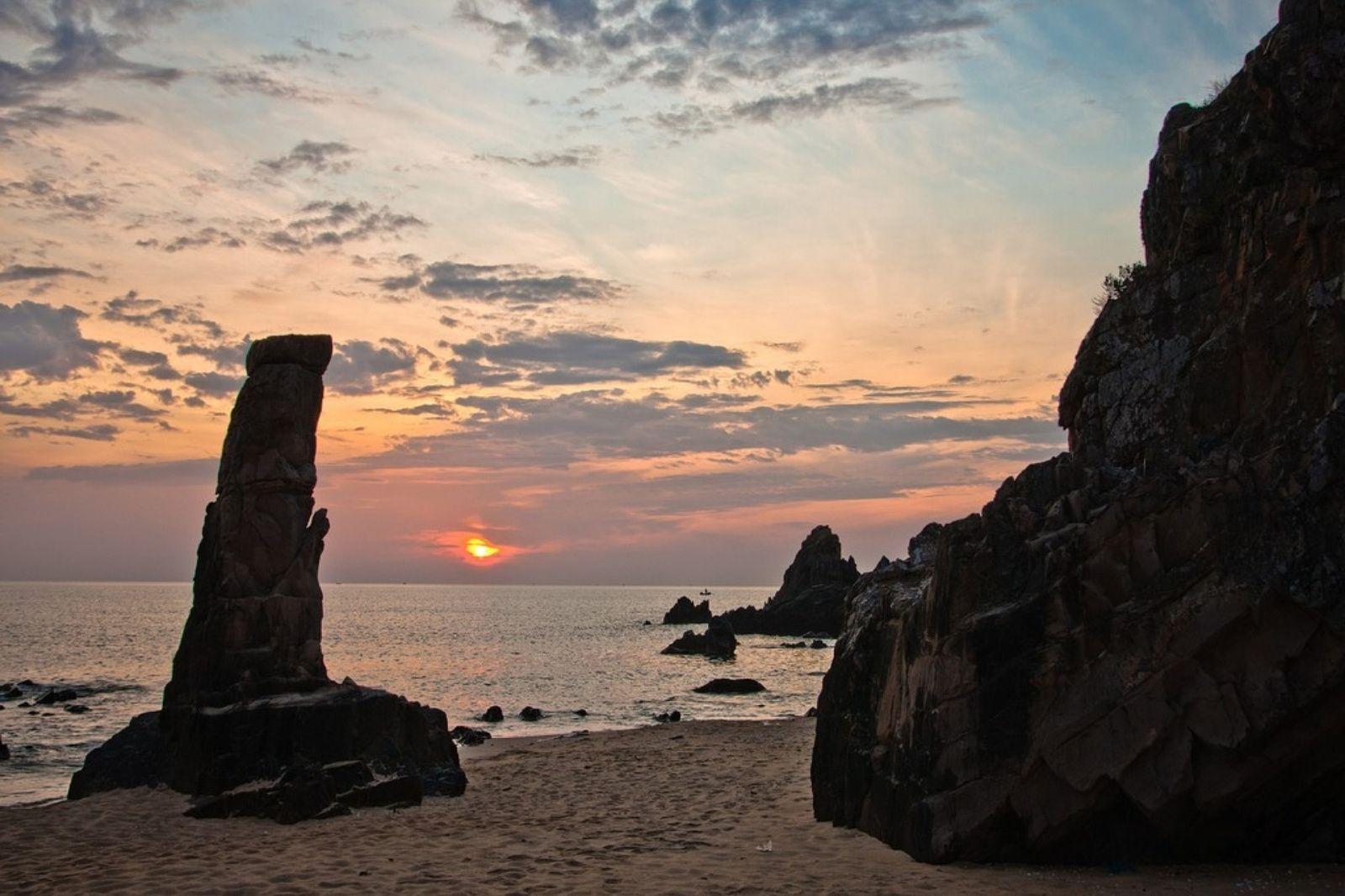 Bãi biển Đá Nhảy ở đâu Quảng Bình? Khám phá vẻ đẹp hoang sơ bên bờ biển miền Trung