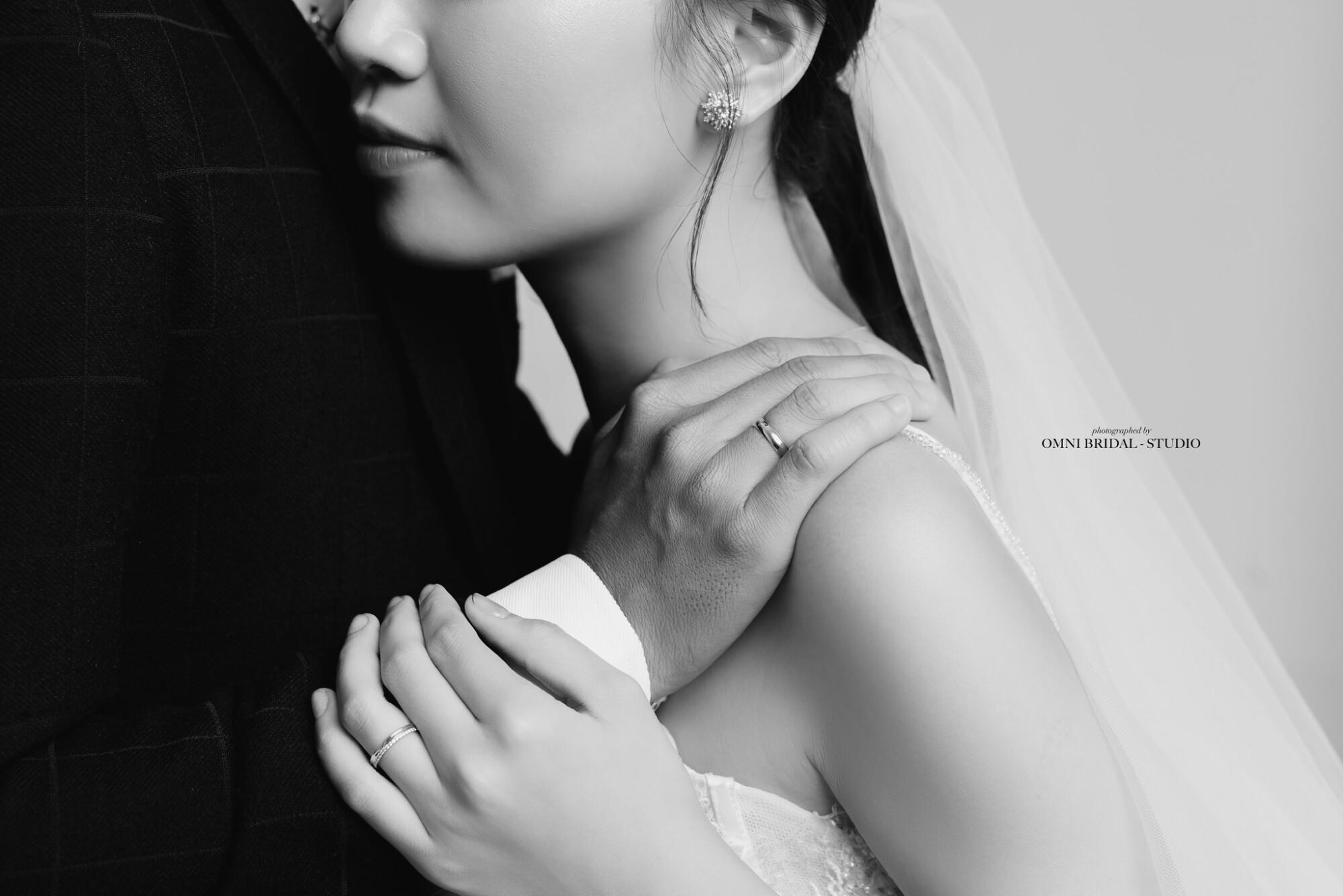 Chụp ảnh cưới studio: Nên hay không nên chụp ảnh cưới ĐEN TRẮNG?