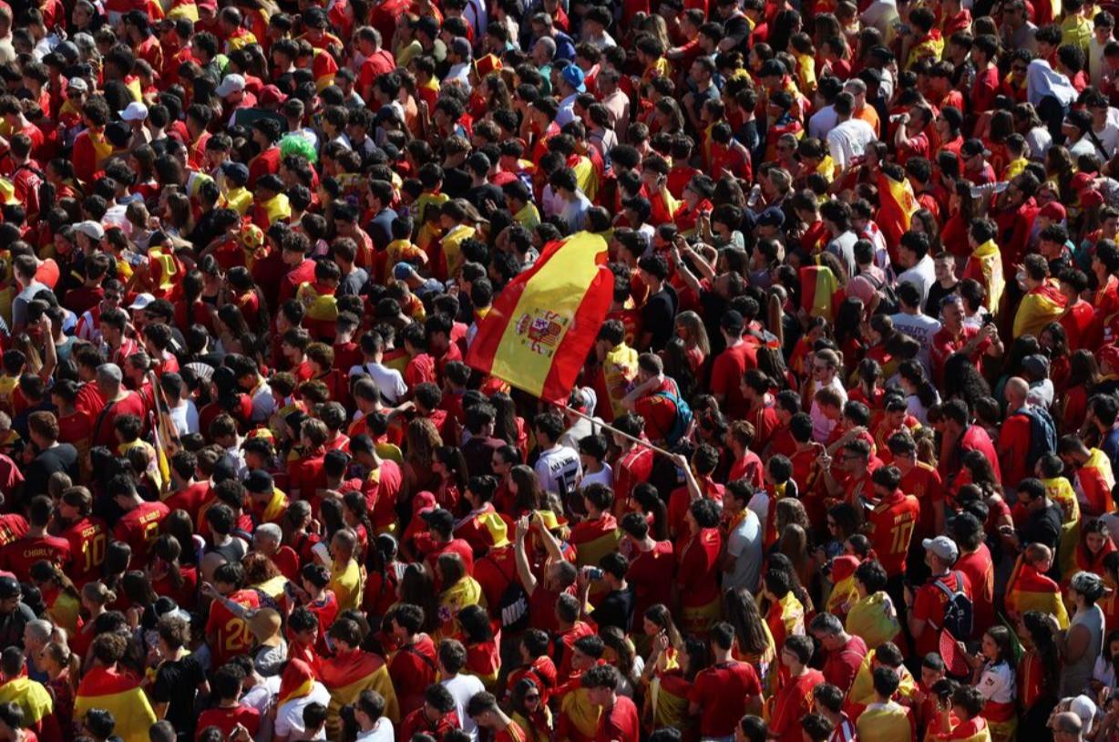 Người hâm mộ Tây Ban Nha tập trung tại quảng trường Plaza Cibeles trước cuộc diễu hành. (Ảnh: Reuters)