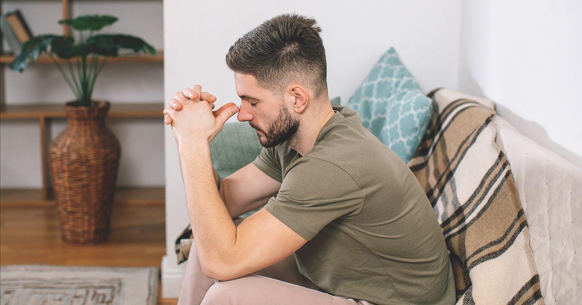 Cách an ủi người đang buồn chuyện gia đình đúng cách và hiệu quả