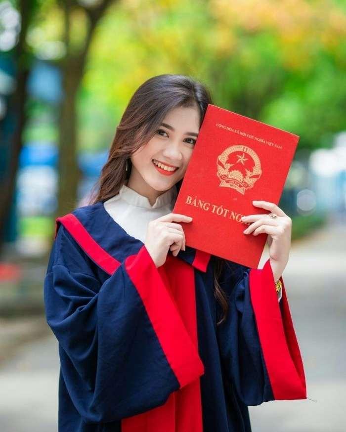 Tạo dáng cùng áo kỷ yếu cử nhân khi chụp 1 người