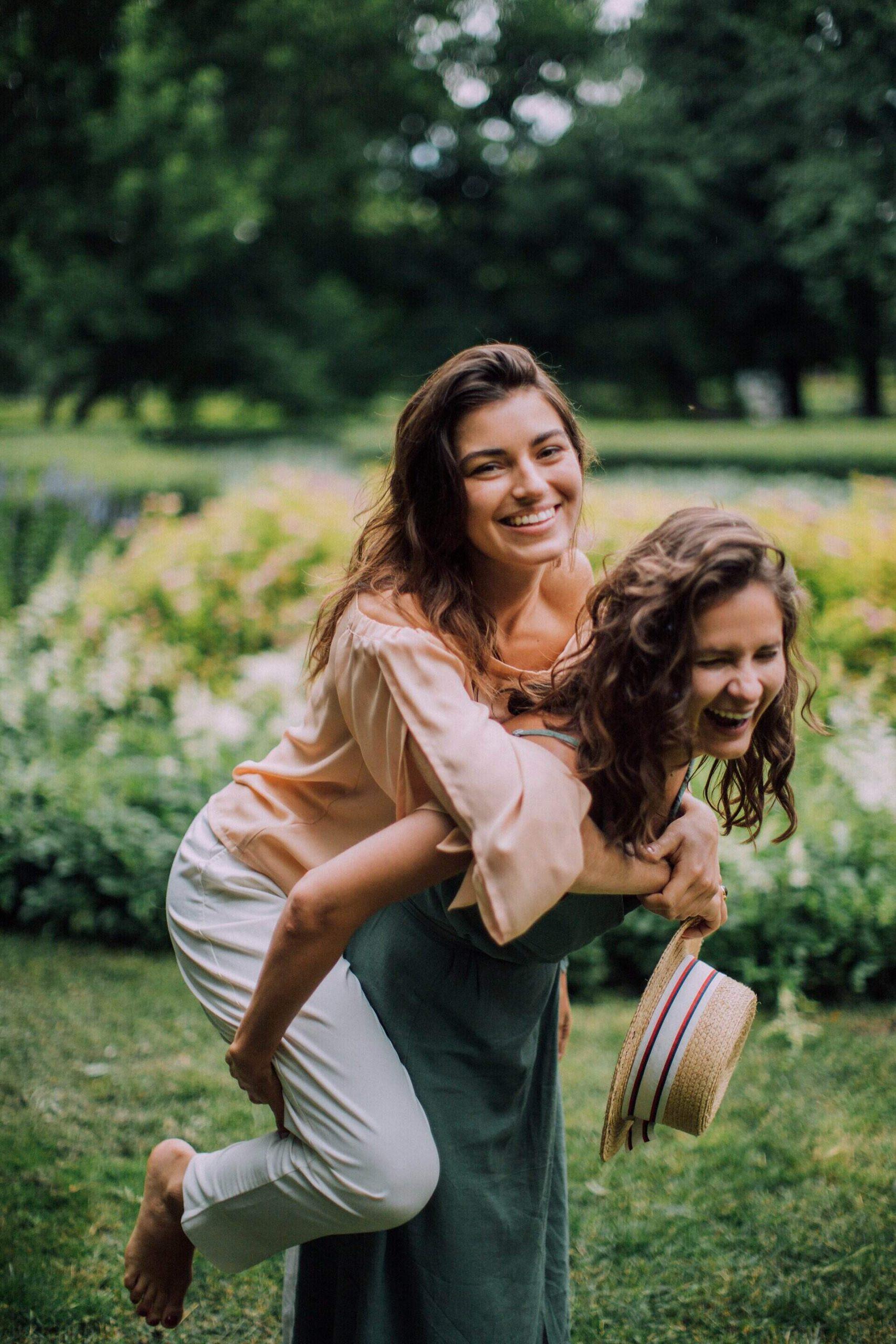 hai chị em cõng nhau thân thiết