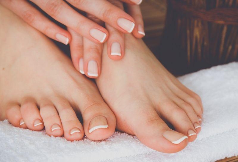Dũa móng chân đúng cách giúp hình dạng móng đẹp hơn.
