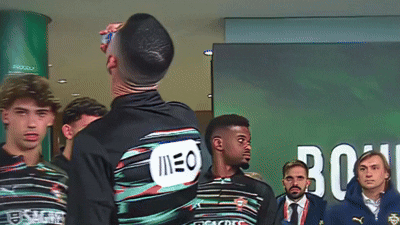 Ronaldo uong nuoc ngot anh 1