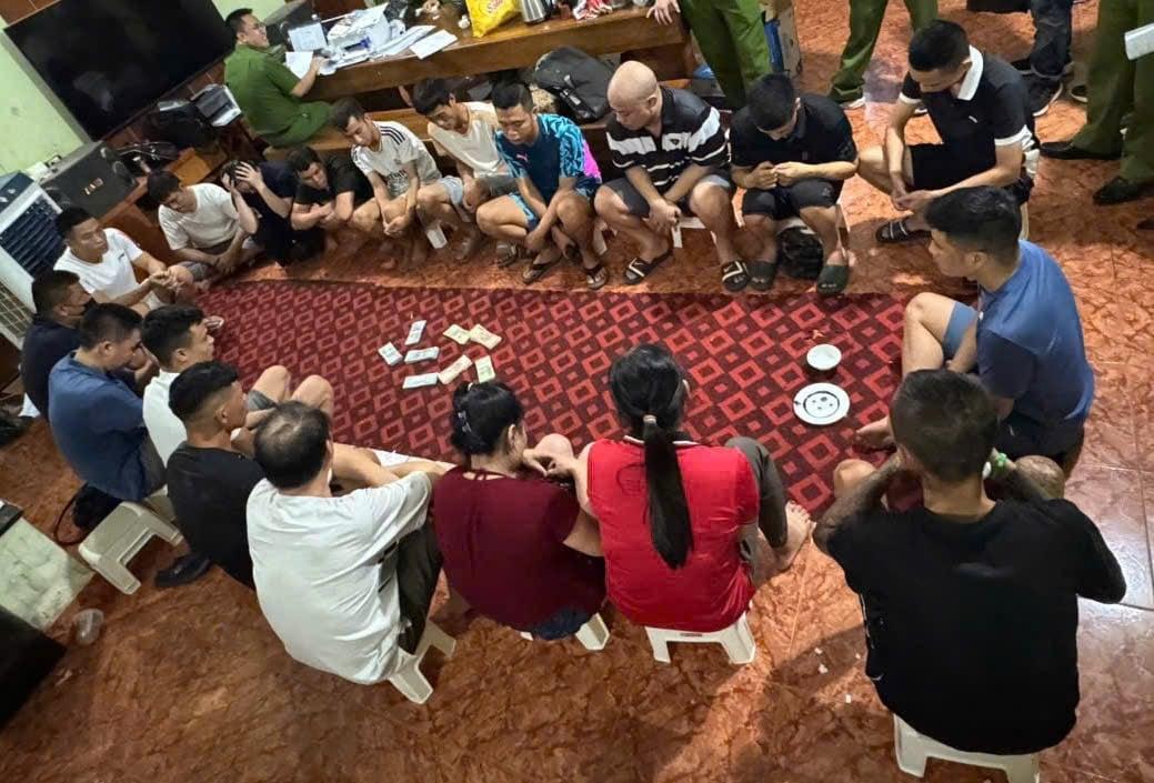 19 đối tượng đang sát phạt nhau bằng hình thức xóc đĩa ăn tiền. Ảnh: Công an tỉnh Phú Thọ.