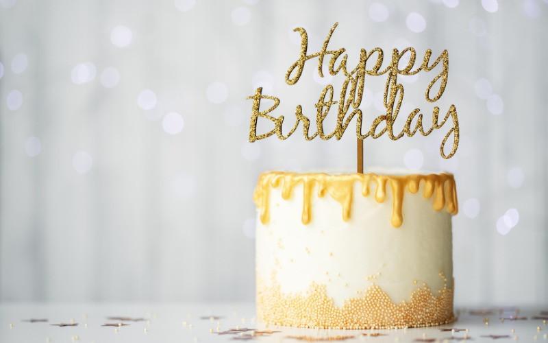 Cô gái hạnh phúc với bánh sinh nhật, nhận thơ chúc mừng sinh nhật bạn thân ngắn gọn