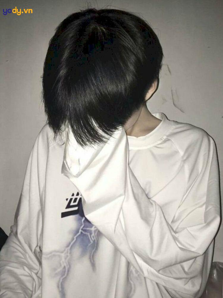 chàng trai giấu mặt dùng tay ngồi ghế