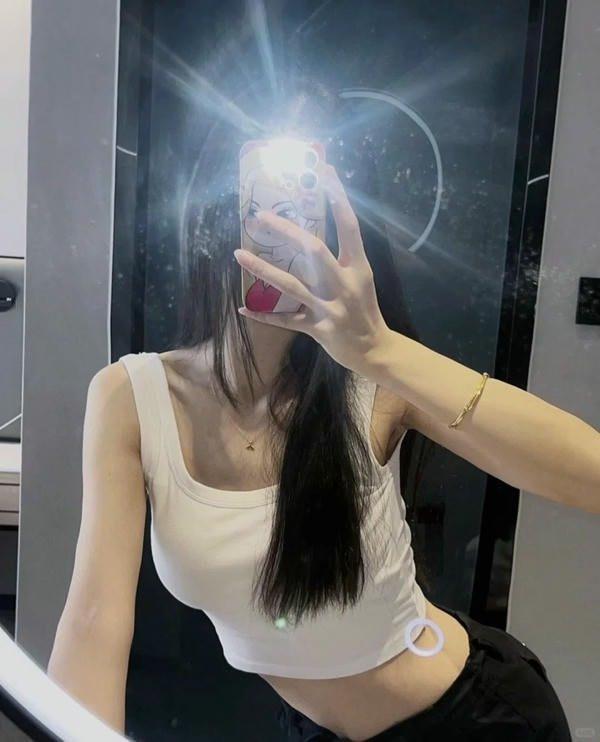 Cô gái chụp ảnh trước gương che nửa mặt với ánh sáng tự nhiên