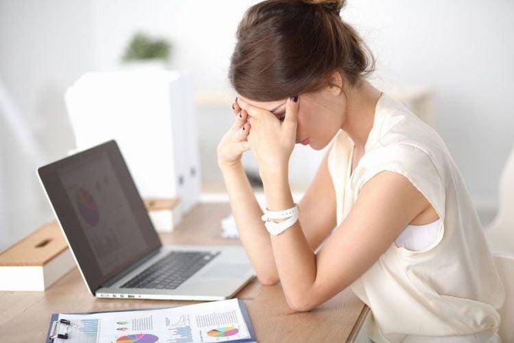 Hay bị mỏi mắt buồn ngủ có thể ảnh hưởng đến công việc