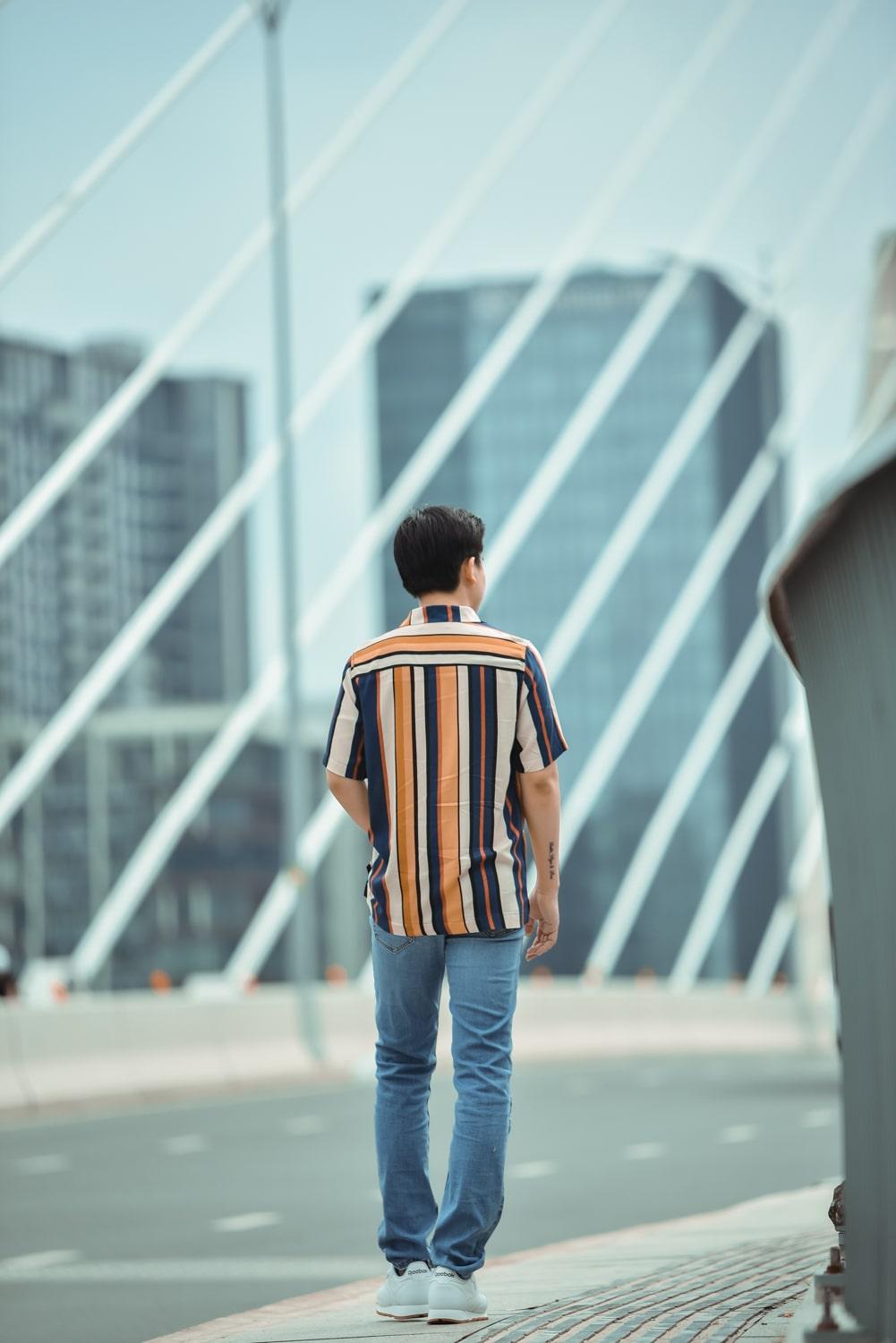 Tạo dáng chụp ảnh buồn nam