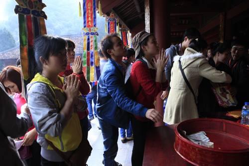 Công đức ở đền chùa: Có nên cầu trúng số, buôn may bán đắt?