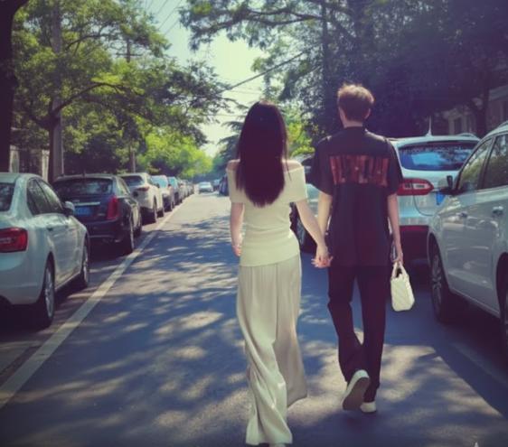 Chụp Ảnh Với Người Yêu Giấu Mặt – Khi Yêu Là Cảm Xúc, Không Chỉ Là Gương Mặt